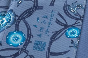日本工芸会正会員 城間栄順作　本紅型染　藍型訪問着（小紋模様）のサブ7画像
