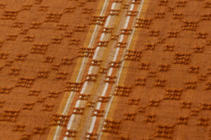 秋山眞和作　花織 綾の手紬 着物地　未仕立て品のサブ3画像