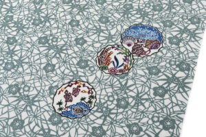 日本工芸会正会員 城間栄順作　小千谷紬 本紅型染 小紋 着尺　「窓絵」　未仕立て品のサブ2画像